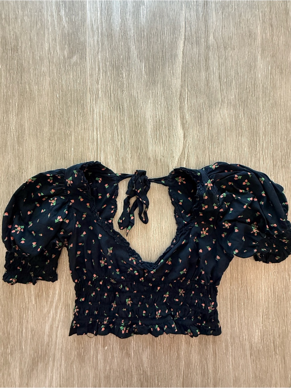 Black Floral Puff-Sleeve Crop Top urban outfitters size small
